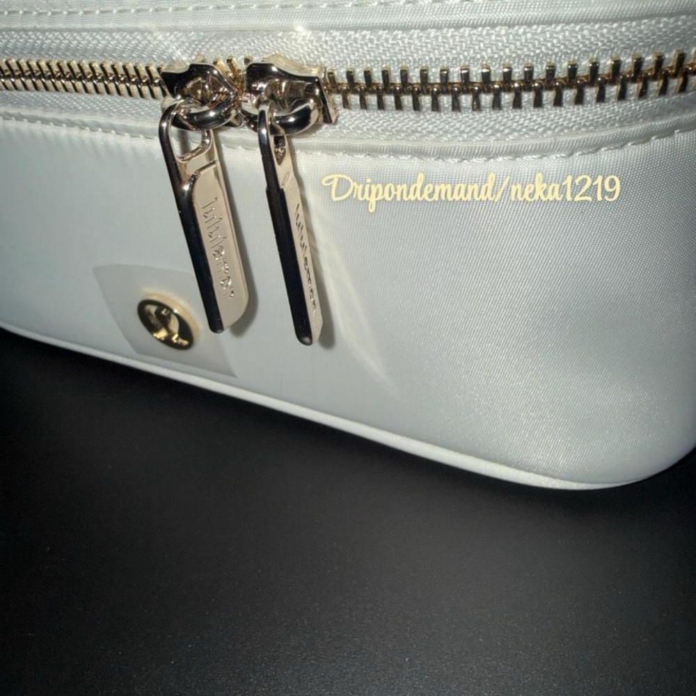 Lululemon Travel Toiletry Bag 3.5L- Light Ivory/Sheer Oak - Picture 4 of 11